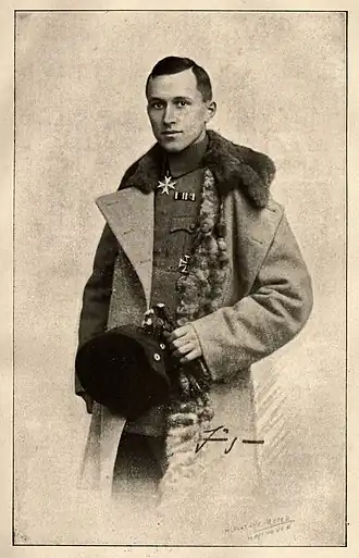 Эрнст Юнгер в униформе после Первой мировой войны с орденом Pour le Mérite