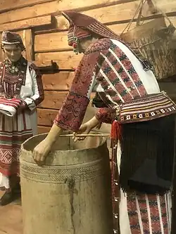 Сбор кадки (эрямо парь) для приданого эрянской девушки. Из коллекции Российского этнографического музея. конец XIX - начало XX вв.