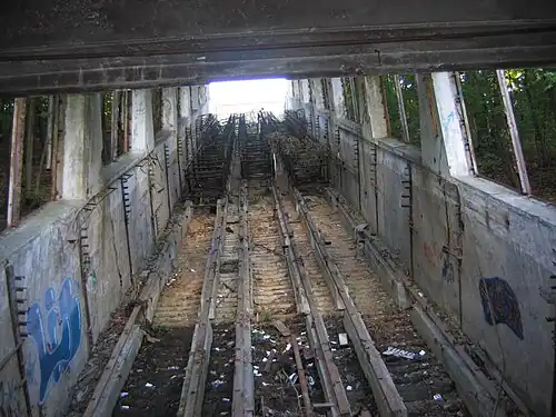 Внутри галереи. Сентябрь 2005 года