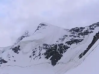 Пик Есенина с перевала ЦаннерЛевее, в облаках — Гестола