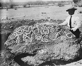 Камень Эсперанса (1910 год). Майор Фредерик Бёрнхем, стоящий у камня с надписями, выделенными мелом.