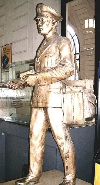 Статуя почтальона в музее почты (Главпочтамт (Росарио)[исп.], Аргентина)