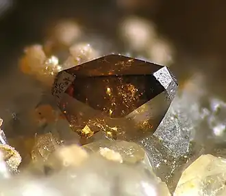 Эвлитин (Саксония) размер кристалла ~ 2,5 мм.