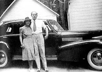 Оке и Ева Бонниер возле своего Кадиллака,
1940-е годы