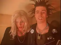 Дэйв Грол предстал в образе басиста Sex Pistols Сида Вишеса, а Тейлор Хокинс — его подруги Нэнси Спанджен.