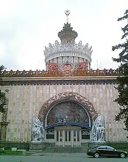 Центральная часть фасада павильона