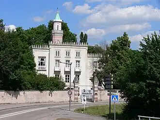 Вилла Ла-Дуэра, построенная в мосарабском стиле.