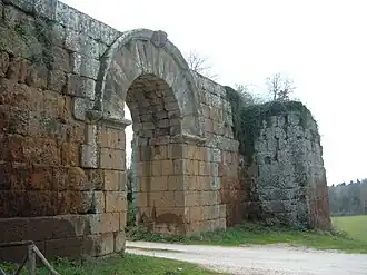 Ворота в Фалерии-Нови[англ.]