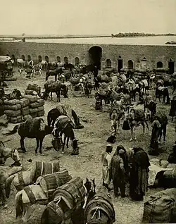 Караван-сарай в Эль-Фаллудже в использовании, около 1914