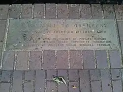 Памятная табличка на фонтане