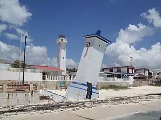 Старый и новый маяки