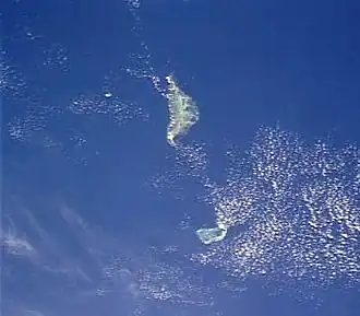 Острова Фаркуар: сверху расположен Атолл Провиденс, слева остров Сен-Пьер, снизу атолл Фаркуар