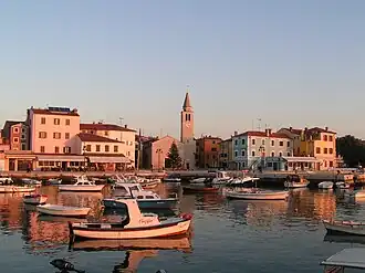 Вид с причала на Церковь Святых Космы и Дамиана, стоящую на центральной площади города.