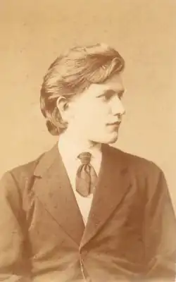 Феликс Шуман в возрасте 18 лет. Фотография фотостудии «Эллиот и Фрай», сделана во время гастролей в Лондоне с матерью Кларой в марте 1872 года