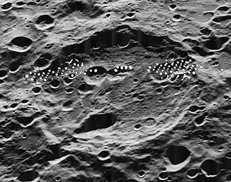 Снимок зонда Lunar Orbiter – V (пятна на снимке - артефакт изображения.)