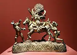 Фигурка богини Шридеви (Палдэн Лхамо) на муле из позолоченной бронзы. Династия Цин (1644—1911). Галерея искусства Цзяннаня в Восточном филиале Шанхайского музея.