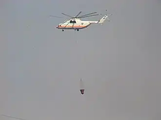 Ми-26 с подвесным водосливным устройством тушит пожар. Москва, 2006 год