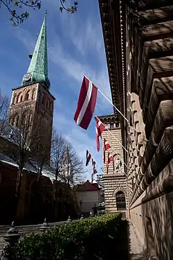 Вид от здания на Улицу Клостера и церковь Святого Якоба