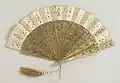 Бумажный веер «плие» — орнамент выложен золотыми пайетками различной формы (Франция, 1865—1870).