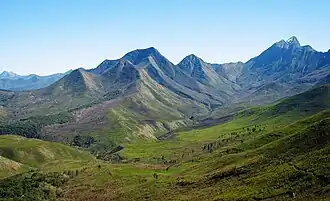 Вид на заснеженный пик Формоза (справа) и соседние вершины с долины реки Лоттеринг