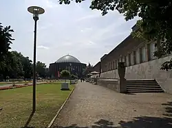 Форум Северного Рейна—Вестфалии (на заднем плане Тонхалле)