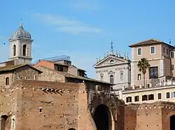 Вид на церковь с Римского форума