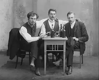 Трое мужчин, 1909