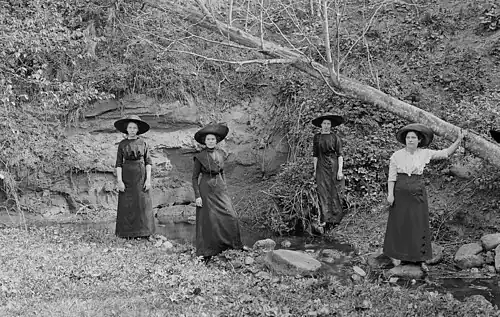 Женщины в шляпках, 1913