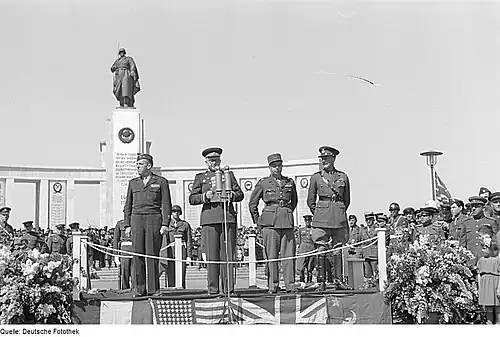 Советский военный комендант Берлина А. Г. Котиков, коменданты французского, американского и британского секторов на параде союзников у подножия памятника. 8 мая 1946 года