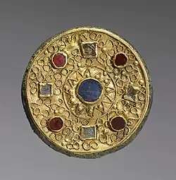 Дисковидная фибула, VII век; золото, бронза, камни, стеклянная паста; Walters Art Museum.