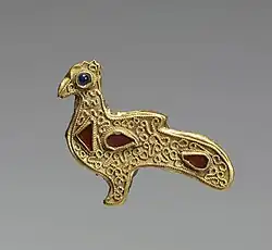 Франкская фибула в виде павлина, VI век, золото поверх бронзы; гранаты, стеклянная паста, Walters Art Museum.