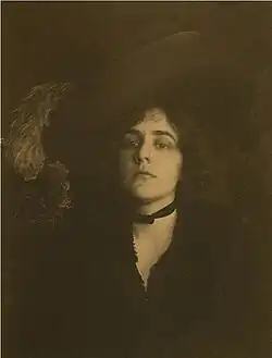 Этель Рид в шляпе с пером, фотография авторства Ф.Х. Дея, 1895 год