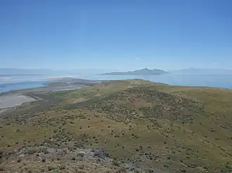 Вид с вершины Касл-Рок. На заднем плане виден Антелоп-Айленд