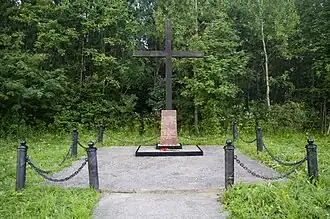 Центральный крест кладбища и памятная доска.