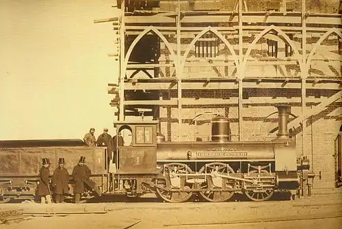 Паровоз (серии Зп) у строящегося здания Тереспольского вокзала, 1866 год.