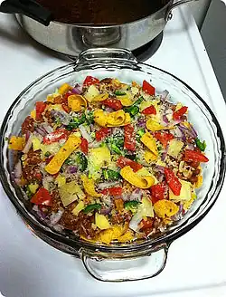 Пирог фрито с халапеньо, красным луком, выдержанным чеддером и пармезаном реджано