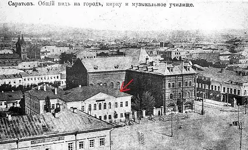 Слева от музыкального училища — бывшая контора опекунства иностранных поселенцев