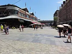 Пешеходная зона на юго-востоке улицы