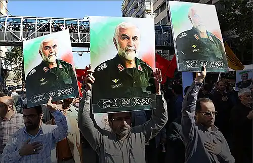 Иранцы с портретами Хамадани на улице Тегерана, 11 октября 2015 года.