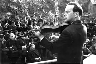 Скрипач Московской филармонии Самуил Исаакович Фурер у летчиков. Июнь 1943 г.