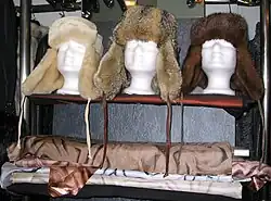 Ушанки из различных мехов (слева направо — овчина, серая лиса, норка)