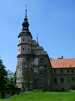 Одна из башен замка и часовня