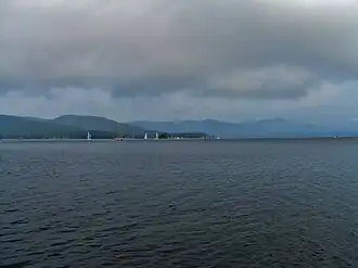 Липовская гора с южного берега озера Тургояк. Вдалеке — Заозёрный хребет и Варганова гора