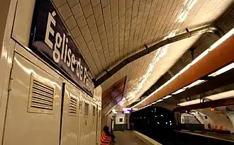 Оформление путевой стены с вывеской с названием станции