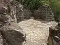 Руины здания с мощёным полом на территории крепости