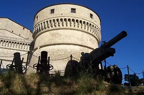 Одна из массивных башен крепости