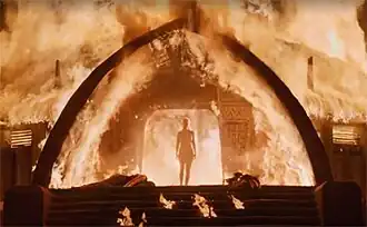 Дейенерис Таргариен выходит после убийства всех кхалов.