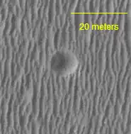 Кратер Гамма, снятый с орбиты аппаратом MRO, камерой выcкого разрешения HiRISE.