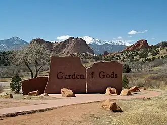 Вход в Сад Богов. На заднем плане - Пайкс-Пик