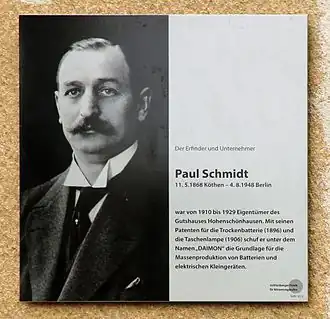 Памятная доска на стене замка Хоэншёнхаузен